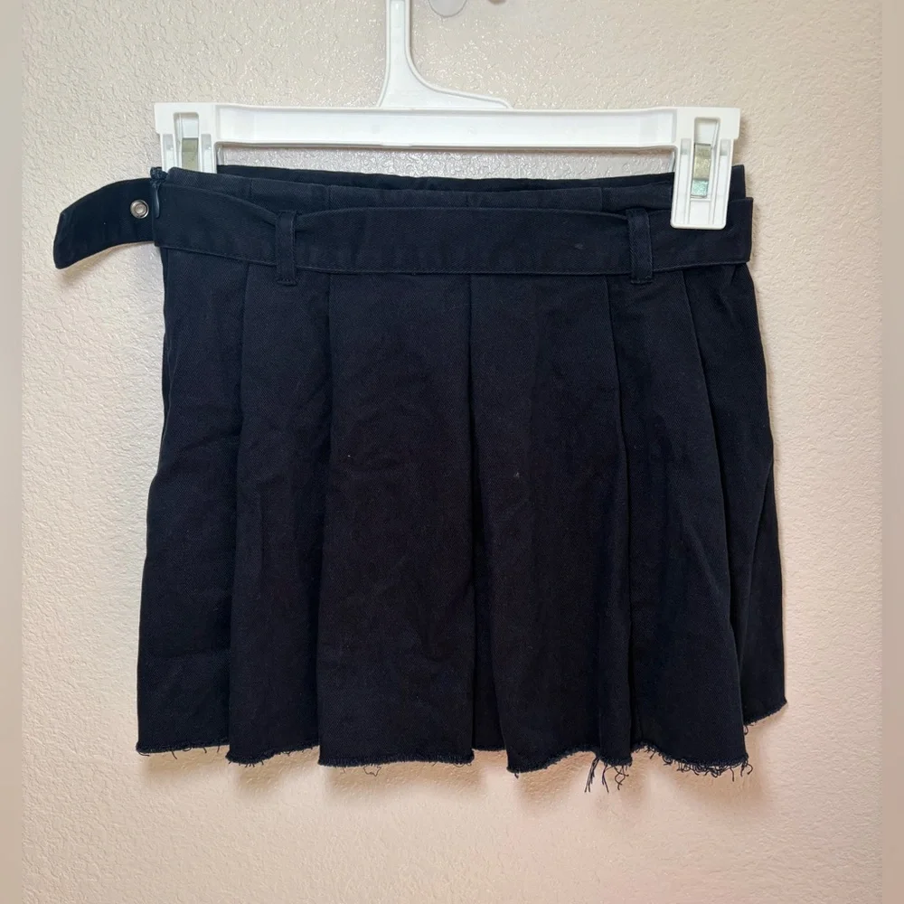 Zara Girls Navy Blue Pleated Mini Skirt with Buckle Detail Raw Hem Size 10 Kids